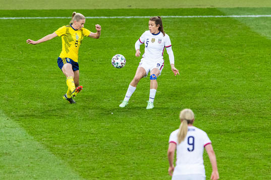 Jonna Andersson of Sweden and Kelley O’Hara of USA