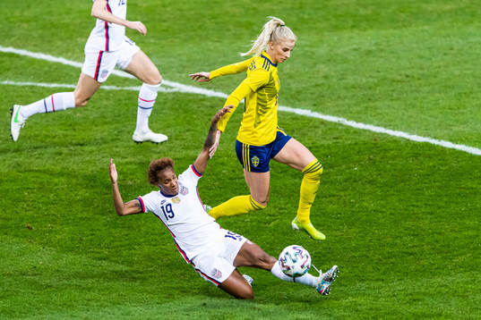 Crystal Dunn of USA and Sofia Jakobsson of Sweden
