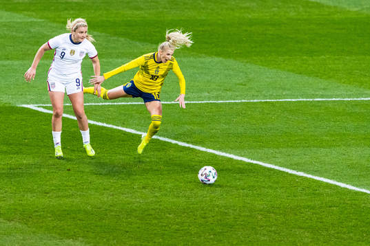 Lindsey Horan of USA and Sofia Jakobsson of Sweden compete