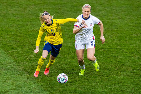 Kosovare Asllani of Sweden and Lindsey Horan of USA compete
