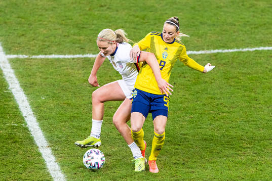 Lindsey Horan of USA and Kosovare Asllani of Sweden