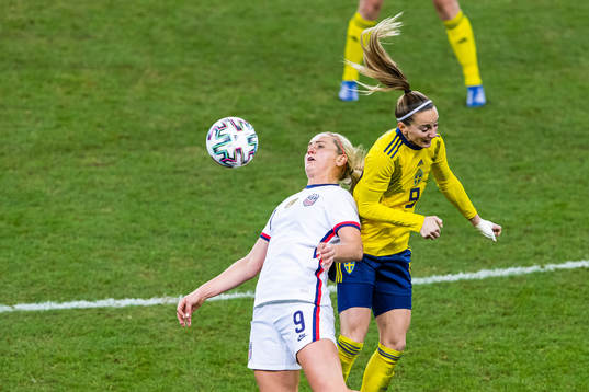 Lindsey Horan of USA and Kosovare Asllani of Sweden compete