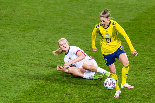 Lindsey Horan of USA and Filippa Angeldahl of Sweden
