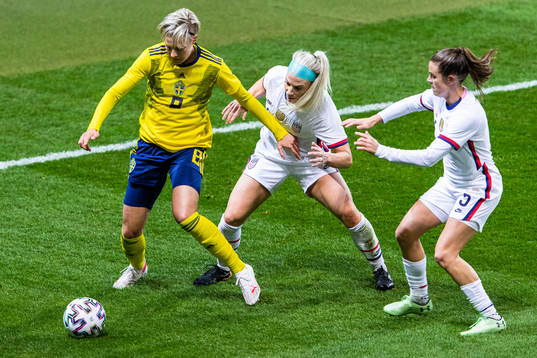 Lina Hurtig of Sweden against Julie Ertz and Kelley