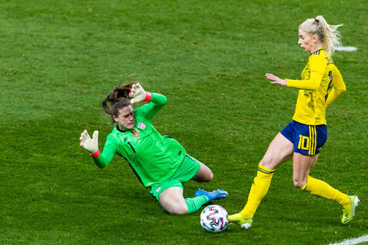 Goalkeeper Alyssa Naeher of USA against Sofia Jakobsson of