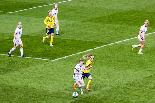 Rose Lavelle of Sweden and Kosovare Asllani of Sweden