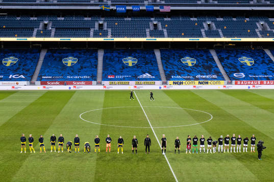 Players of Sweden and USA