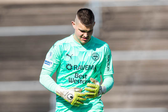 Värnamos målvakt Filip Eriksson deppar