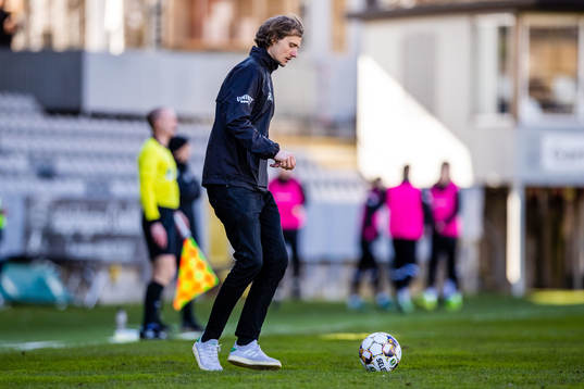 Värnamos tränare Robin Asterhed hämtar en boll på plan