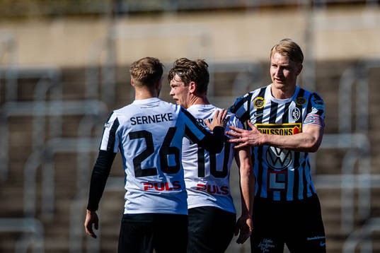 Landskronas Robin Hofsö och Viktor Wihlstrand jublar