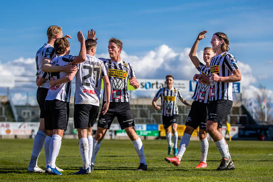 Landskronas Robin Hofsö och Andreas Murbeck jublar med