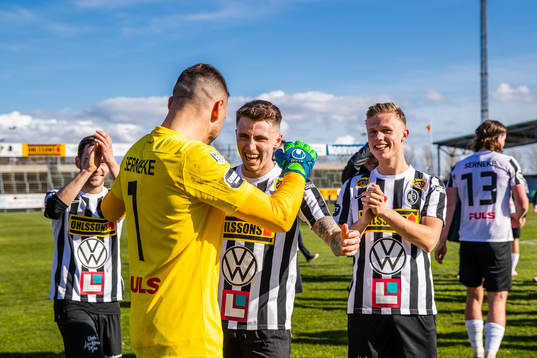 Landskronas målvakt Amr Kaddoura och Hampus Ferhm jublar