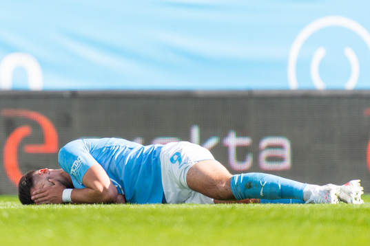 Malmö FFs Antonio Colak tar sig mot ansiktet