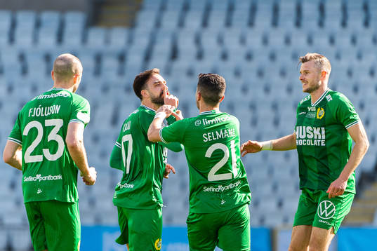 Hammarbys Abdul Khalili jublar med Astrit Selmani