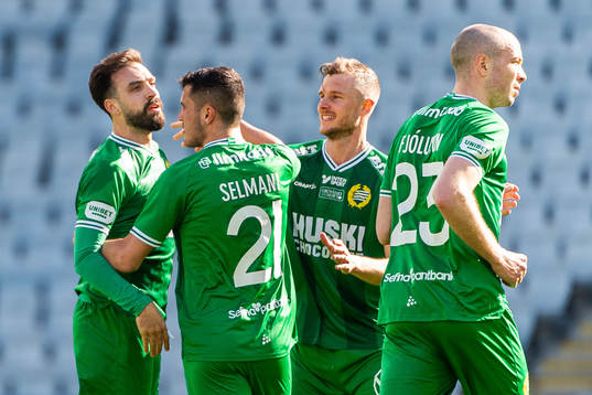 Hammarbys Abdul Khalili jublar med Astrit Selmani