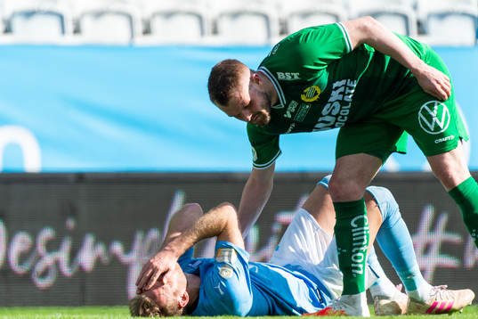 Malmö FFs Ola Toivonen tar sig mot ansiktet