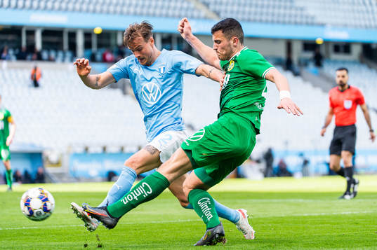 Malmö FFs Eric Larsson och Hammarbys Astrit Selmani