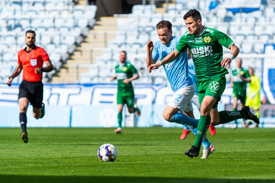 Malmö FFs Eric Larsson och Hammarbys Astrit Selmani