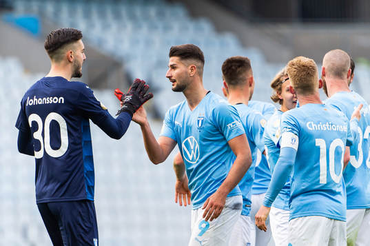 Malmö FFs målvakt Marko Johansson och Antonio Colak jublar