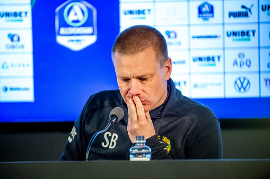 Hammarbys tränare Stefan Billborn deppar på