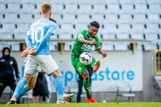 Hammarbys Akinkunmi Amoo mot Malmö FFs Anders Christiansen
