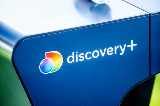 Studiobord med Discovery+ logga innan fotbollsmatchen i