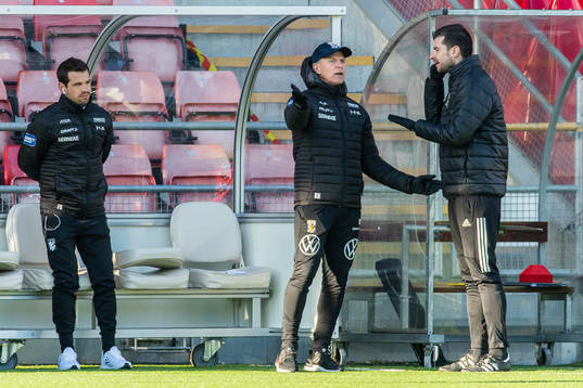 IFK Göteborgs tränare Roland Nilsson i samtal med