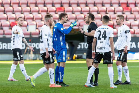 Örebros målvakt Bobby Allain reagerar mot domare Kaspar