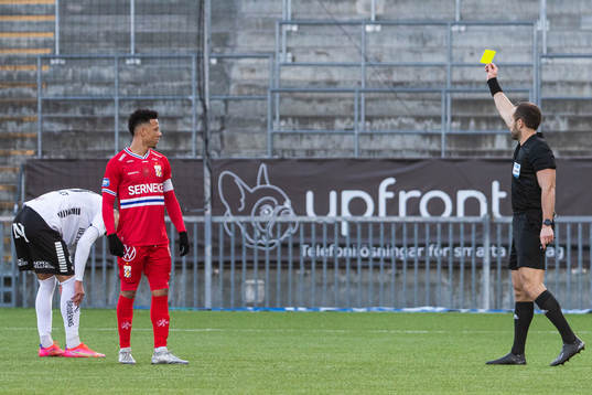 IFK Göteborgs August Erlingmark varnas av domare Kaspar
