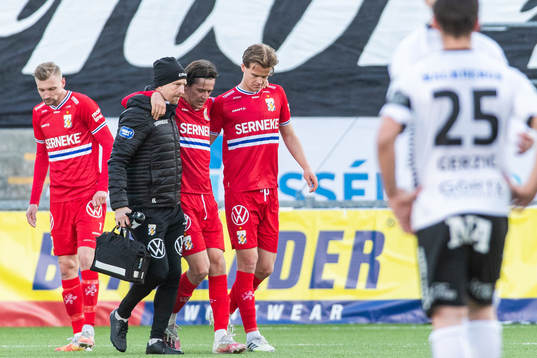 IFK Göteborgs Simon Thern skadas och får hjälp av plan