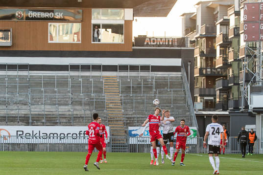 IFK Göteborgs August Erlingmark och Örebros Dennis