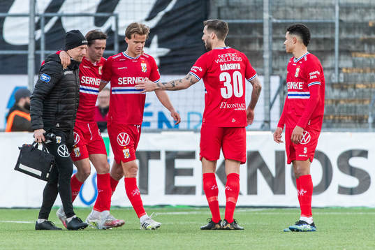 IFK Göteborgs Simon Thern skadas och får hjälp av plan