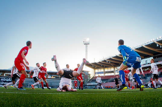 Örebros Andreas Skovgaard står på huvudet