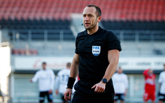 Domare Kaspar Sjöberg säger till en bollkalle vid en