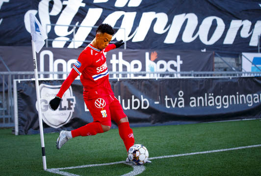 IFK Göteborgs Tobias Sana skjuter en hörnspark
