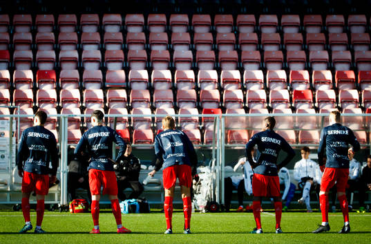 Tomma läktare vid line up IFK Göteborg