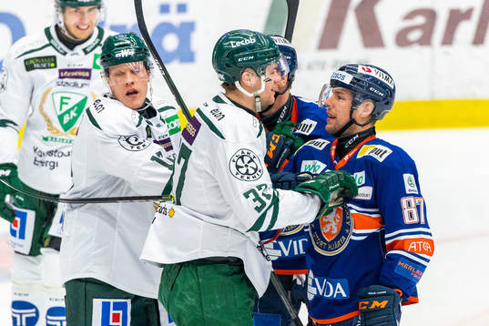 Färjestads Adam Ginning och Växjös Robert Rosén i gruff