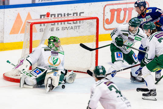 Färjestads målvakt Henrik Haukeland tappar pucken