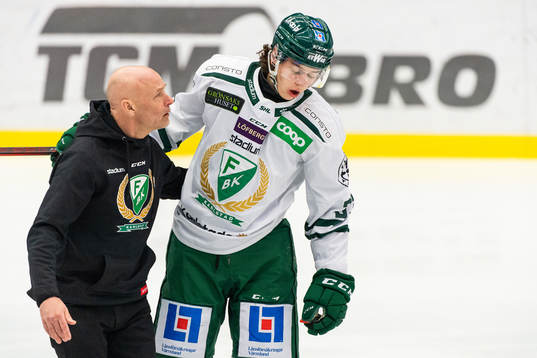 Färjestads Albert Johansson hjälps av isen