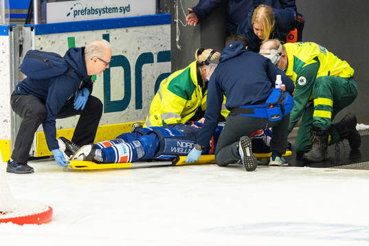 Växjös Juuso Vainio bärs ut på bår