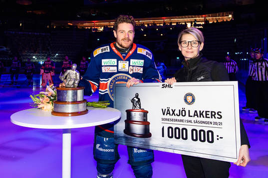 Växjös Erik Josefsson får pokalen och en check för
