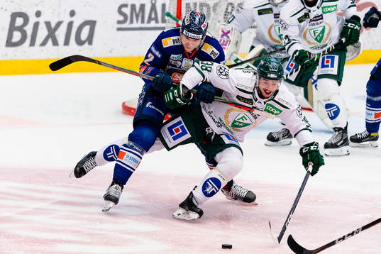 Växjös Christian Folin tacklar Färjestads Jakob