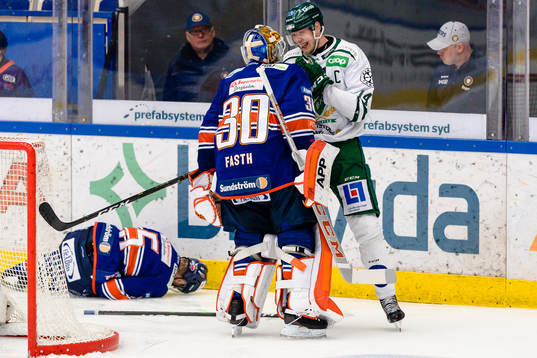Växjös målvakt Viktor Fasth i gruff med Färjestads