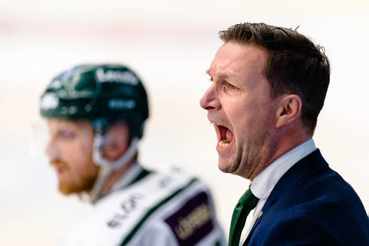 Färjestads tränare Johan Pennerborn skriker