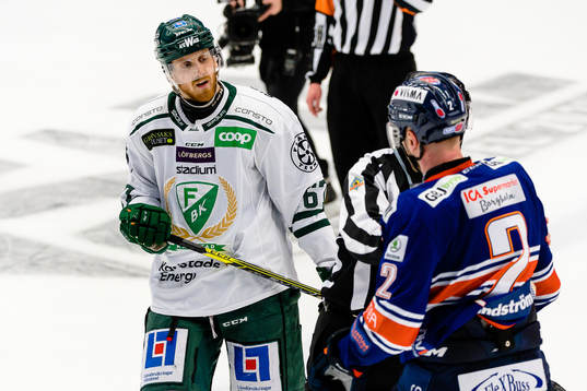 Irriterat mellan Färjestads Pontus Widerström och