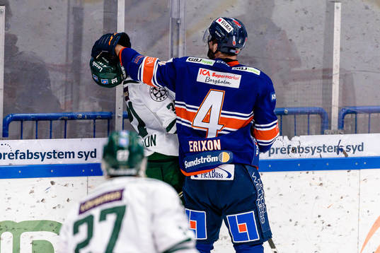 Gruff mellan Växjös Tim Erixon och Färjestads Carl