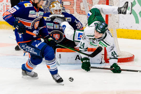 Färjestads Jacob Peterson faller framför Växjös