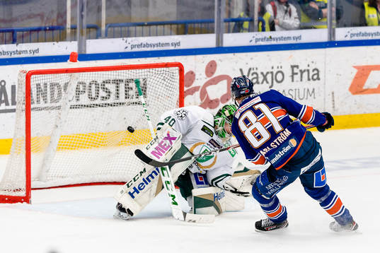Växjös Fredrik Karlström gör mål 4-3 bakom Färjestads