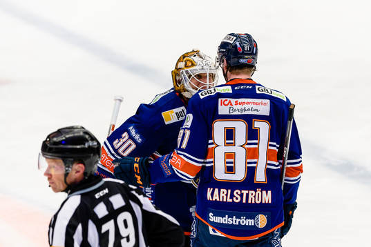 Växjös målvakt Viktor Fasth och Fredrik Karlström jublar