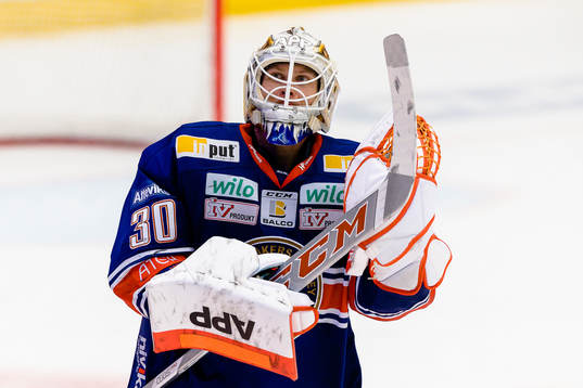 Växjös målvakt Viktor Fasth jublar
